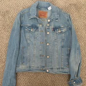 Levis denim jacket. medium